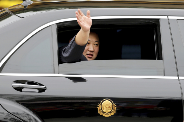 Kim Čong-un přijíždí na schůzku, která se uskuteční ve vietnamské metropoli.