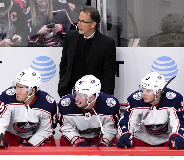 John Tortorella (vzadu) na střídačce Columbusu.