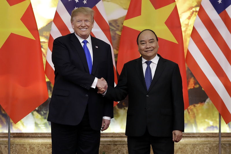 Donald Trump (vlevo) před schůzkou s Kimem poobědval s vietnamským premiérem Nguyenem Xuanem Phucem.
