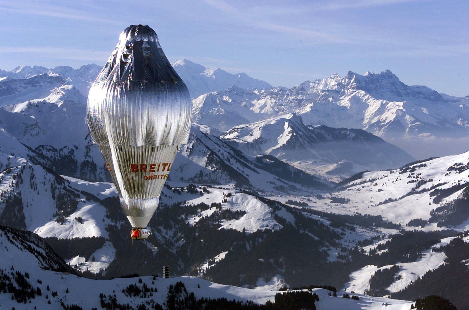 Balon Breitling Orbiter III nad švýcarskými Alpami poté, co v pondělí odstartoval ze švýcarského Chateuax d'Oex ke svému třetímu pokusu o oblet světa bez mezipřistání se Švýcarem Bertrandem Piccardem a Britem Brianem Jonesem na palubě.