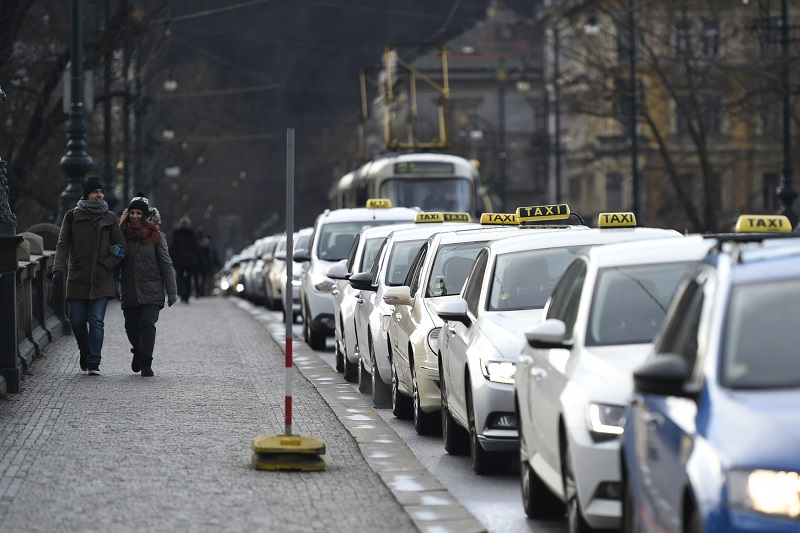 Střešní svítilny zůstanou jen některým taxikářům, taxametry zmizí úplně.
