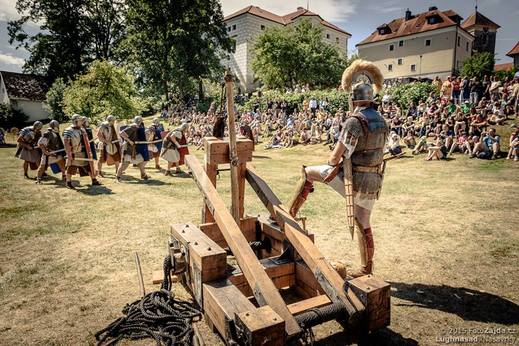 V pestrém programu se spojuje zábava s poznáním a vzděláváním a rozvíjí hodnoty dobrovolnictví a občanské společnosti.