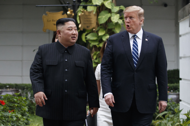 Severokorejský vůdce Kim Čong-un (vlevo) a prezident USA Donald Trump.