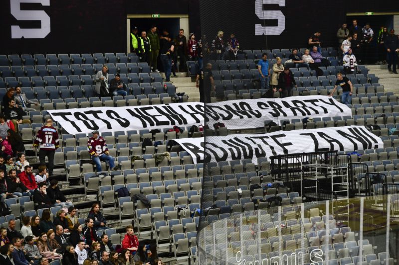 Sparťanští fanoušci za sebou v hledišti zanechali pouze transparent.