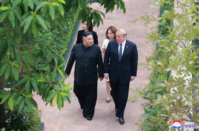Kim Čong-un (vlevo) s Donaldem Trumpem v Hanoji.