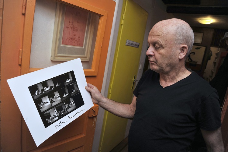Brněnský režisér a výtvarník Karel Fuksa ukázal černobílé kontaktní snímky spisovatele Milana Kundery. 