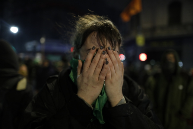 Zklamaná žena, jež v srpnu minulého roku protestovala za legalizaci interrupce.