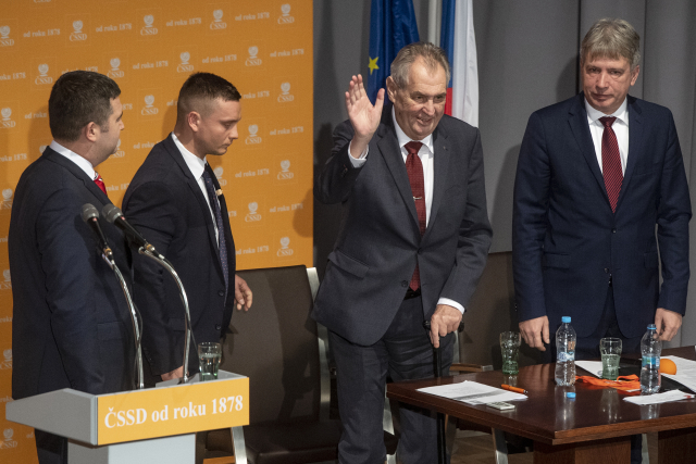 První den volebního sjezdu ČSSD, 1. března 2019 v kulturním domě Střelnice v Hradci Králové. Zleva místopředseda strany Roman Onderka, prezident Miloš Zeman a předseda ČSSD Jan Hamáček (vlevo).