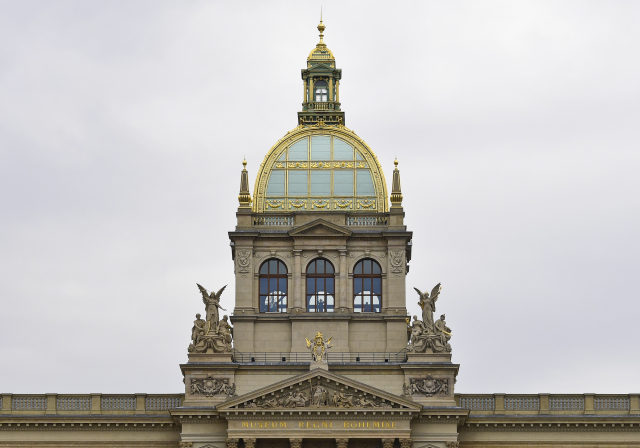 Pohled na kupoli historické budovy Národního muzea z Václavského náměstí.