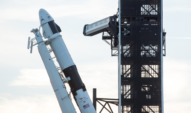 Raketa Falcon 9 s kosmickou lodí Crew Dragon společnosti SpaceX.