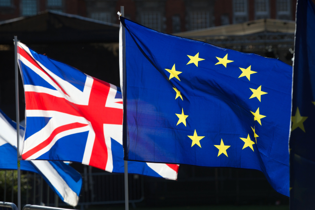 Vlajka Velké Británie (vlevo) a Evropské unie.