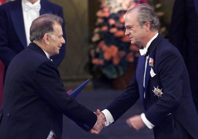 Žores Alferov (vlevo) přebírá ve Stockholmu z rukou švédského krále Carla Gustafa XVI. Nobelovu cenu za fyziku.