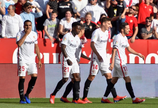 Fotbalisté Sevilly při zápase proti Barceloně.