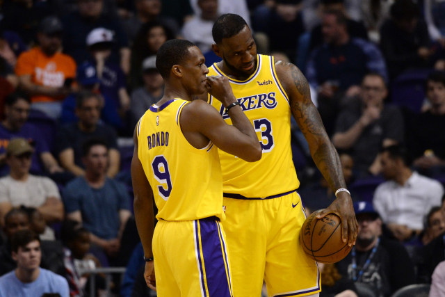 LeBron James (vpravo) se spoluhráčem Rondem z LA Lakers.