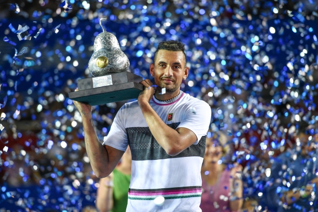 Australský tenista Nick Kyrgios s trofejí pro vítěze turnaje.