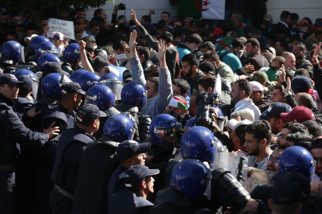 Střet demonstrantů s policií.