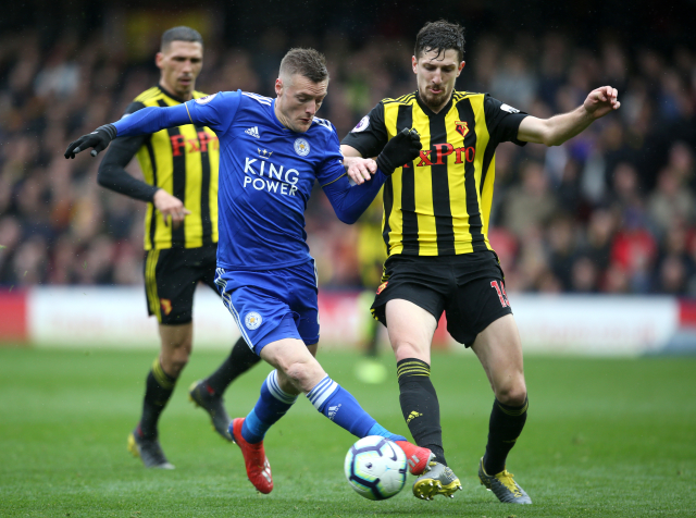 Jamie Vardy z Leicesteru (v modrém) se snaží prokličkovat přes obránce Cathcarta.