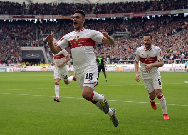 Radost fotbalistů Stuttgartu po jednom ze vstřelených gólů do sítě Hannoveru.