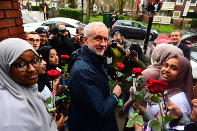 Jeremy Corbyn při návštěvě muslimského centra.