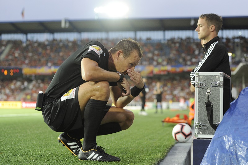 Nešťastný moment pro fotbal, připustil rozhodčí Královec.