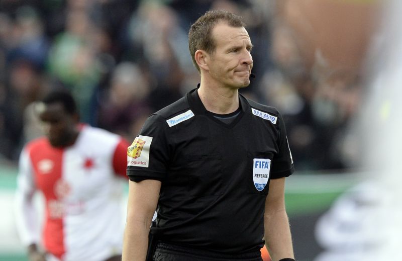 Rozhodčí Pavel Královec během zápasu Bohemians - Slavia.