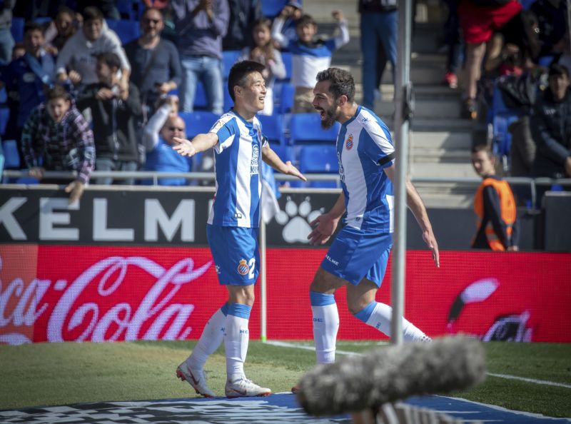 Wu Lej (vlevo) slaví první gól v dresu Espaňolu Barcelona.
