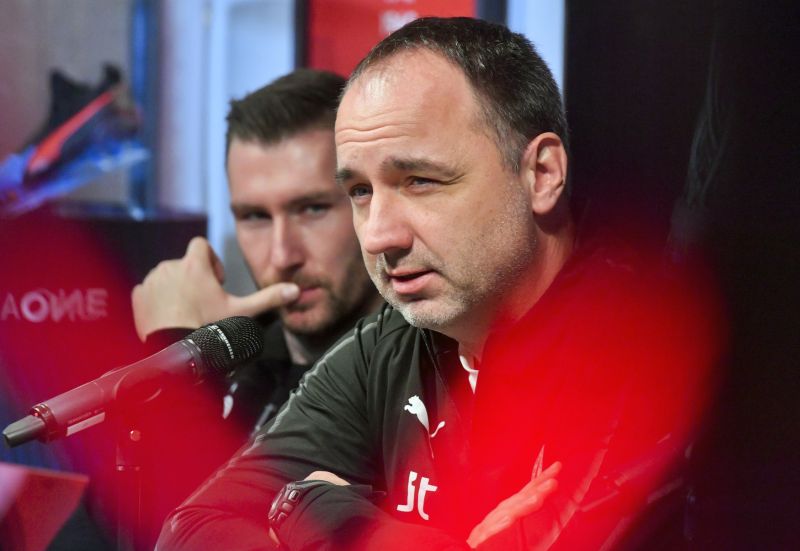 Trenér Slavie Praha Jindřich Trpišovský (vpravo) se záložníkem Jaromírem Zmrhalem.