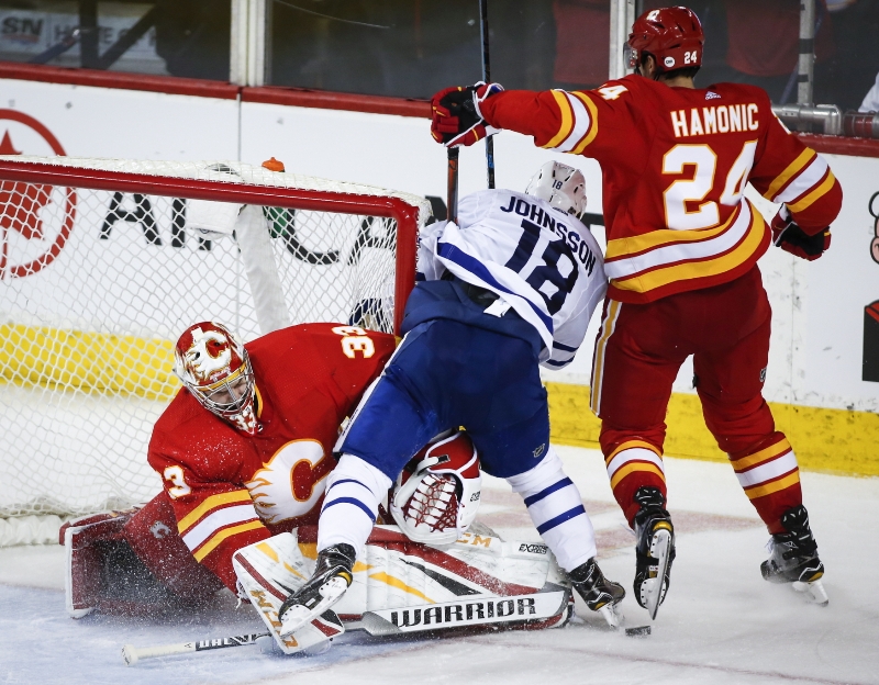 David Rittich musel přihlížet debaklu Calgary na vlastním ledě. 