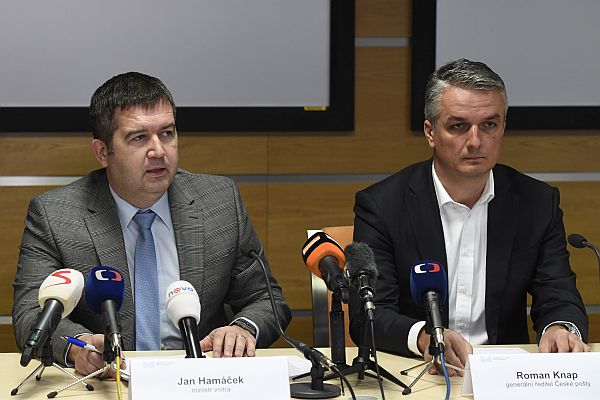 Ministr vnitra Jan Hamáček (ČSSD) a generální ředitel České pošty Roman Knap.