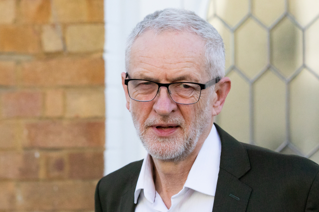 Nezávislá skupina se vyhraňuje zejména proti Jeremymu Corbynovi.