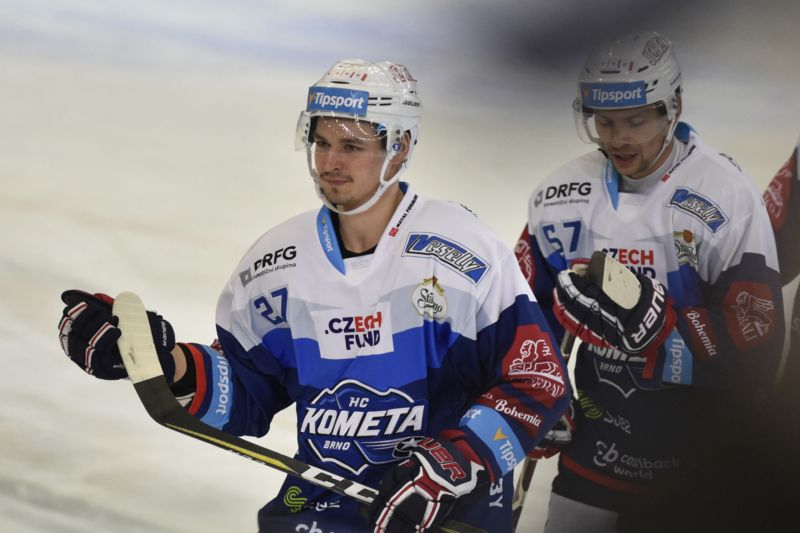 Zleva útočník brněnské Komety Jakub Orsava a jeho spoluhráč Jan Hruška.