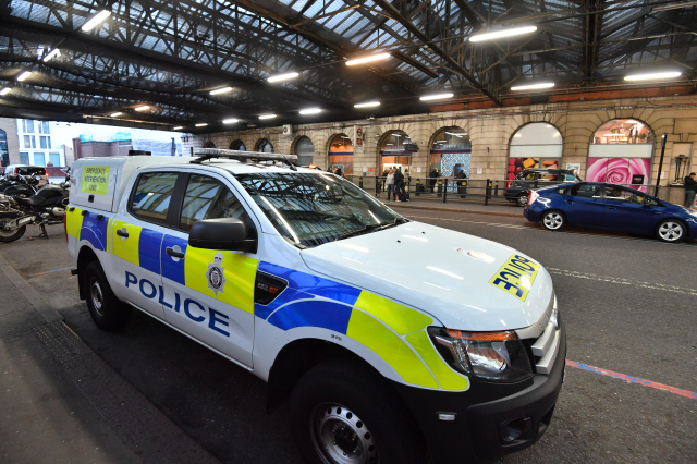 Zasahující policie na letišti Heathrow.