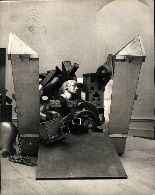 Sochařské dílo od Paolozziho.
