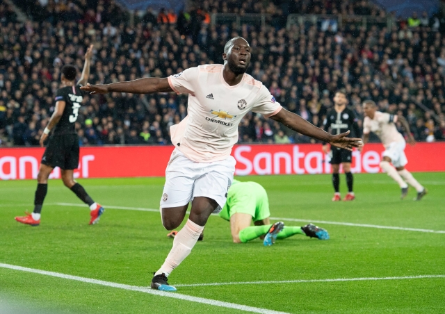 Romelu Lukaku z Manchesteru oslavuje svůj druhý gól do sítě Paříže.