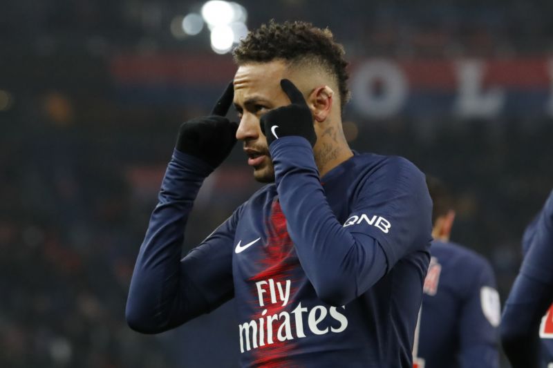 Brazilec Neymar zuřil po odpískané penaltě Manchesteru.