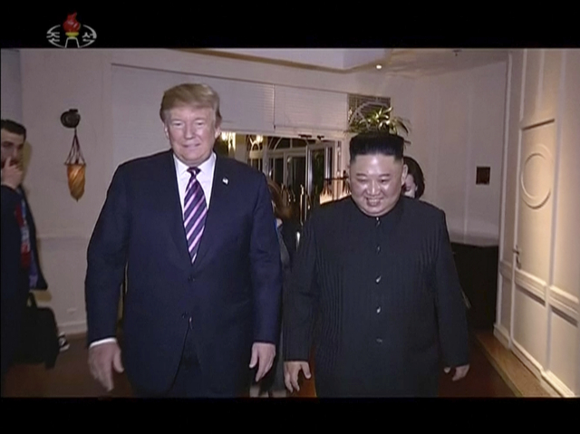 Kim Čong-un (vpravo) s americkým prezidentem Donaldem Trumpem. 