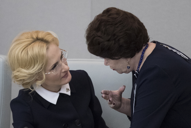 Pletnyová (vpravo) s Irinou Yarovayovou, místopředsedkyní strany Jednotné Rusko.