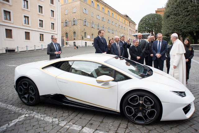 Unikátní bílý model vozu Lamborghini Huracán.