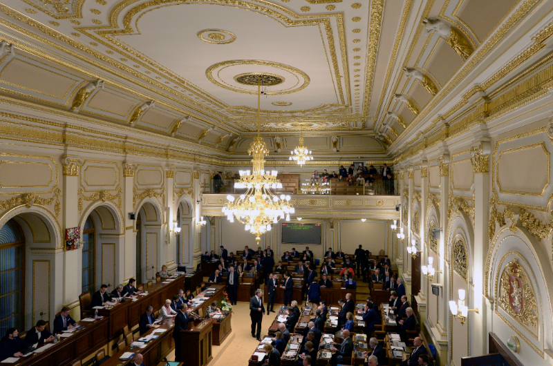 Sněmovna.