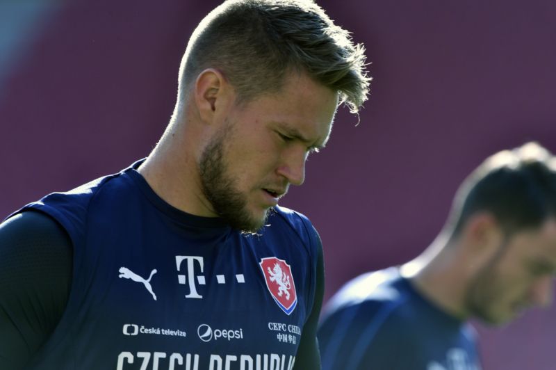 Tomáš Vaclík nechtěně narazil o tyč a přitom si poranil bok.