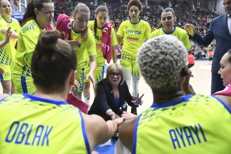 Trenérka USK Praha Natália Hejková (uprostřed) s hráčkami.