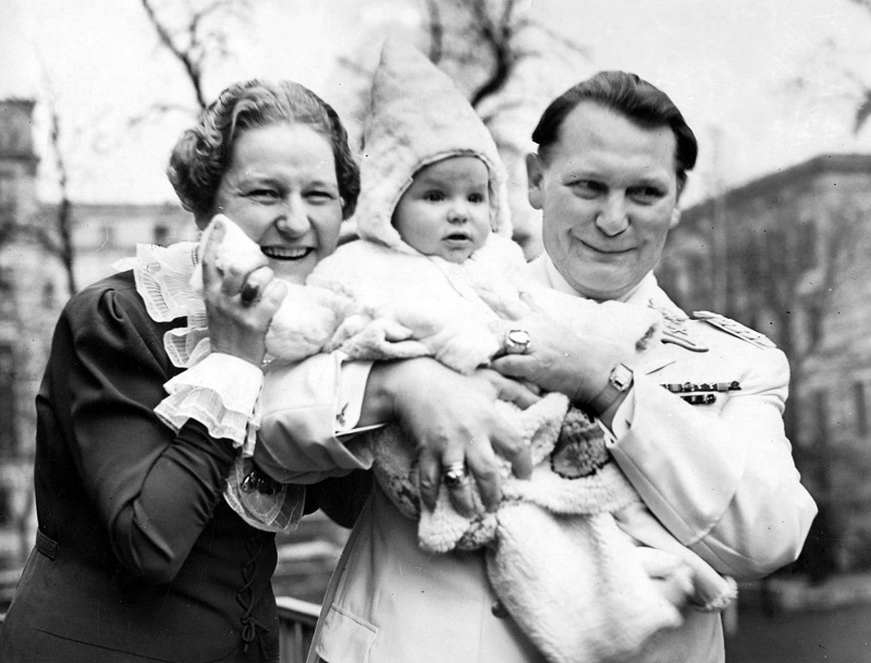 Hermann Göring s dcerou Eddou a manželkou Emmou Sonnemannovou.