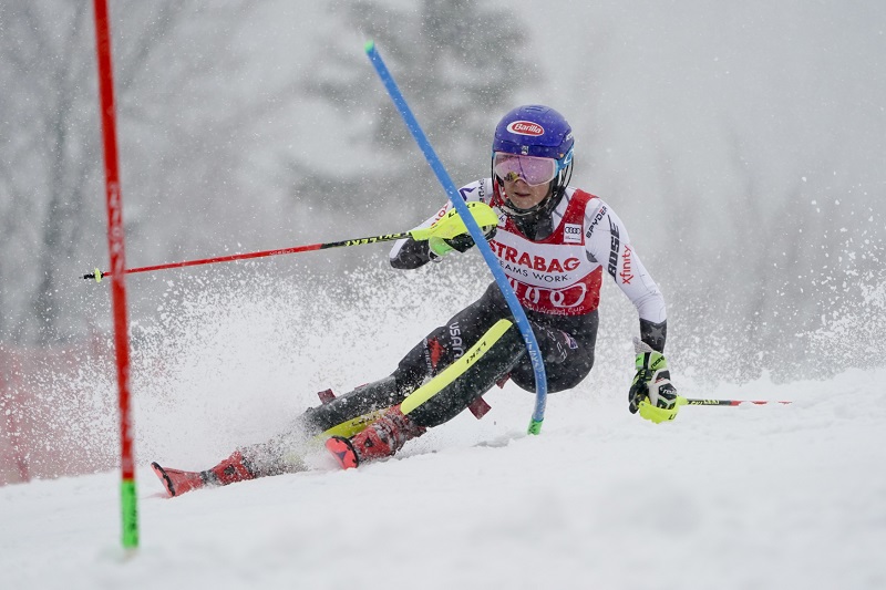 Favorizovaná Američanka Mikaela Shiffrinová vede po prvním kole slalom Světového poháru ve Špindlerově Mlýně.