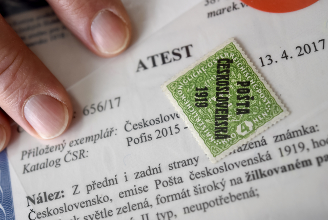 Nejvzácnější československá známka, původně rakousko-uherská světlezelená známka na žilkovaném papíře s obráceným přetiskem Pošta československá 1919 v hodnotě čtyř korun.