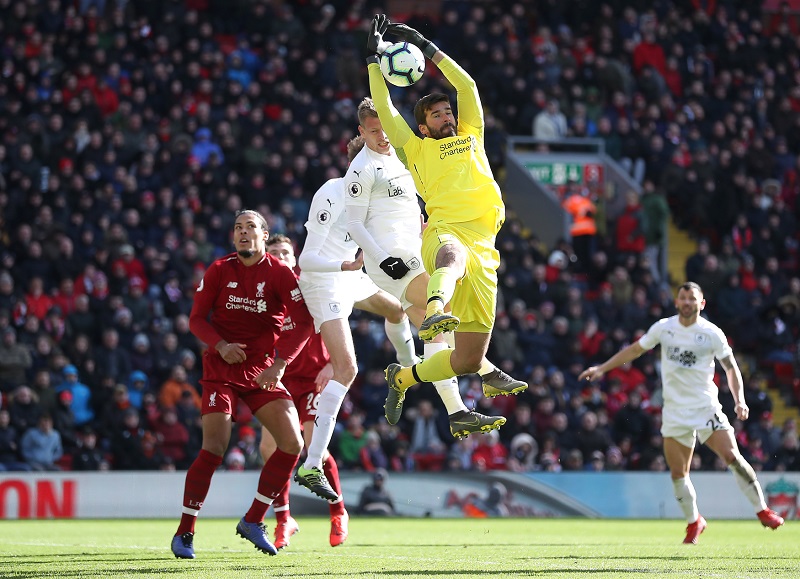 Liverpool se dotahuje na City, Vydra nahrál na gól.
