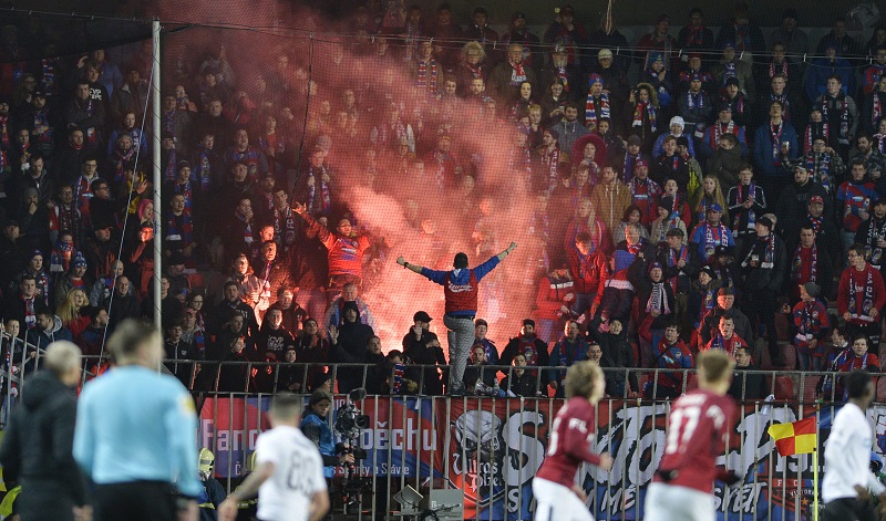 Až deset let vězení hrozí muži za zranění ženy pyrotechnikou při sobotním utkání fotbalové ligy mezi pražskou Spartou a Plzní.