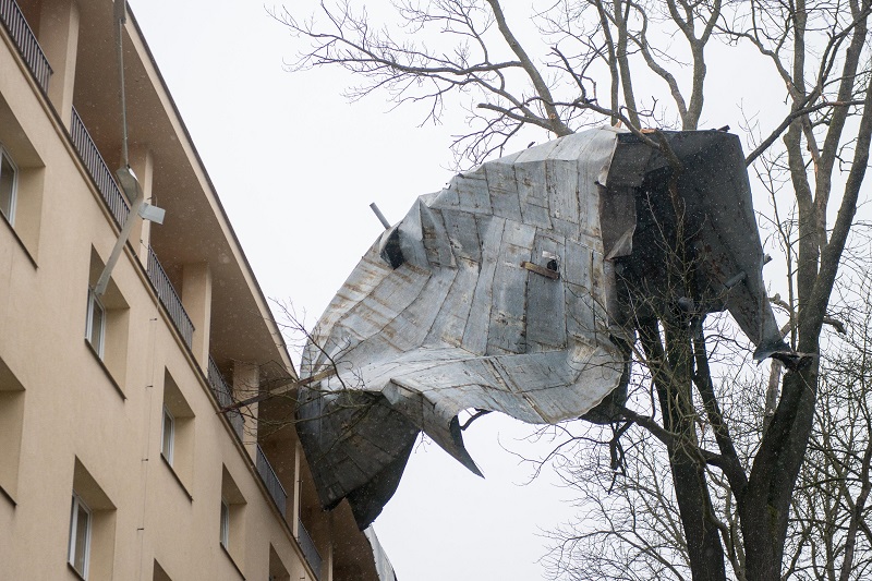 Část střechy zůstala zachycena na stromě.