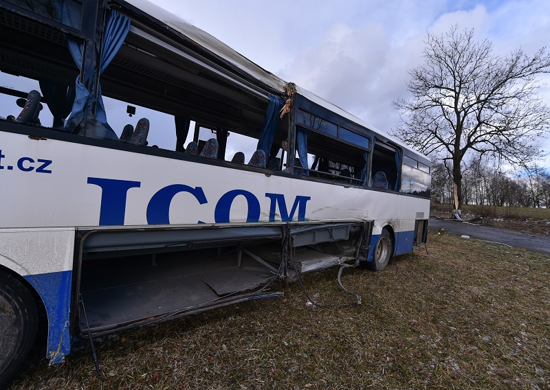 K nehodě autobusu mohlo přispět špatné počasí.