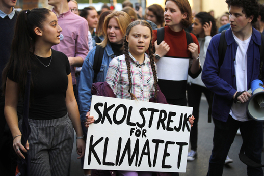 K jejím protestům se postupně přidávají studenti z celého světa.