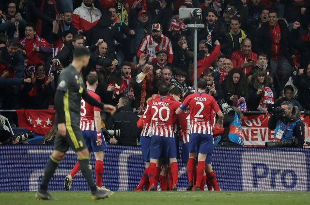 Radost z gólu hráčů Atlética z úvodního zápasu osmifinále Ligy mistrů. 